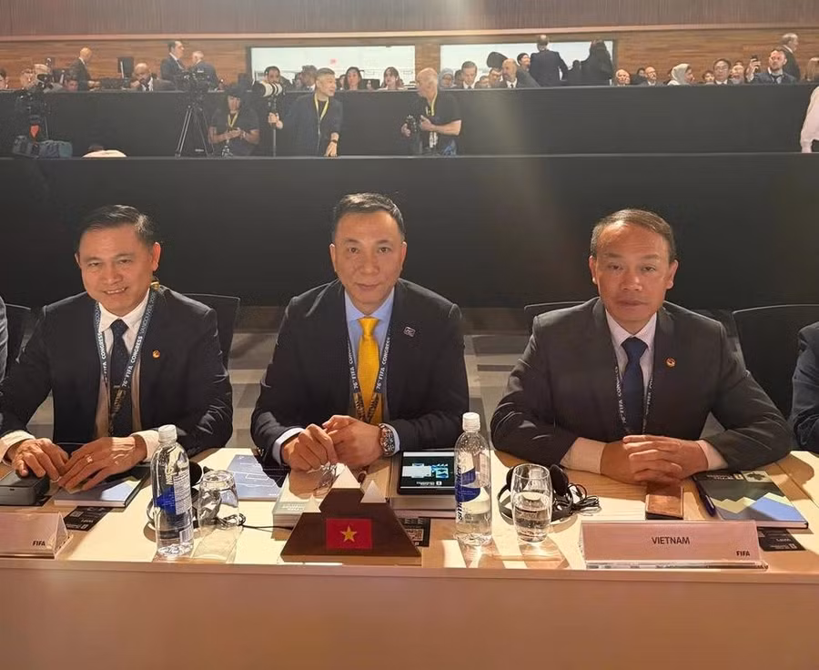 Đoàn đại biểu VFF tham dự Đại hội FIFA: Chủ tịch VFF Trần Quốc Tuấn (giữa), Phó chủ tịch Trần Anh Tú (trái), Tổng thư ký VFF Nguyễn Văn Phú. Ảnh: VFF