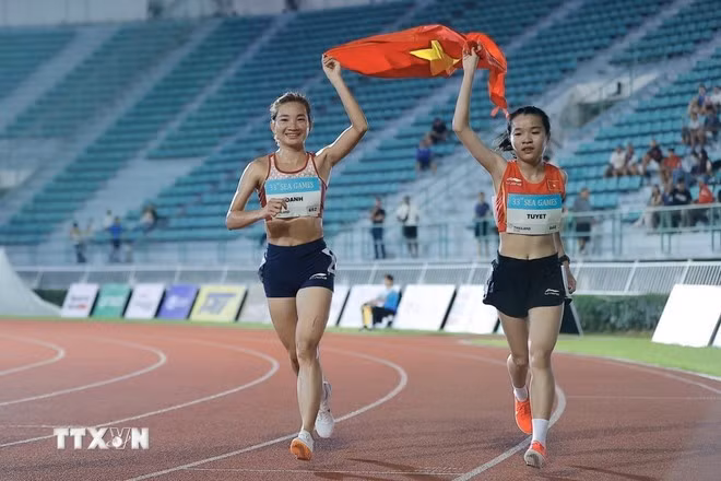 Nguyễn Thị Oanh (trái) và Lê Thị Tuyết. Ảnh: Minh Quyết/TTXVN
