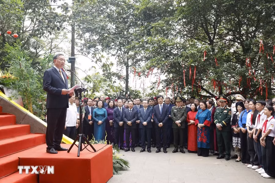 Tổng Bí thư, Chủ tịch nước Tô Lâm nói chuyện với các tầng lớp nhân dân tại Khu di tích lịch sử Quốc gia đặc biệt Đền Hùng. Ảnh: Thống Nhất/TTXVN
