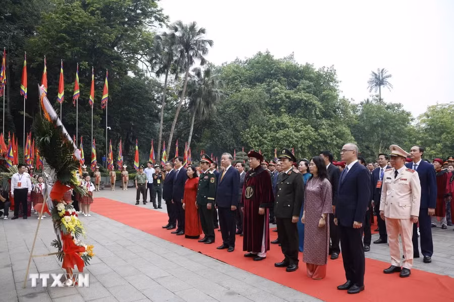 Tổng Bí thư, Chủ tịch nước Tô Lâm và các đại biểu dâng hoa tại Bức phù điêu "Bác Hồ nói chuyện với cán bộ, chiến sỹ Đại đoàn quân Tiên Phong". Ảnh: Thống Nhất/TTXVN