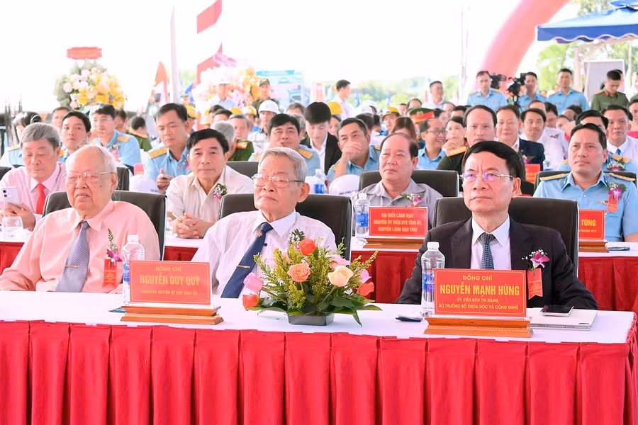 dong-chi-nguyen-manh-hung-uy-vien-ban-chap-hanh-trung-uong-dang-bo-truong-bo-khoa-hoc-va-cong-nghe-ngoai-cung-ben-phai-ve-du-tai-buoi-le.jpg