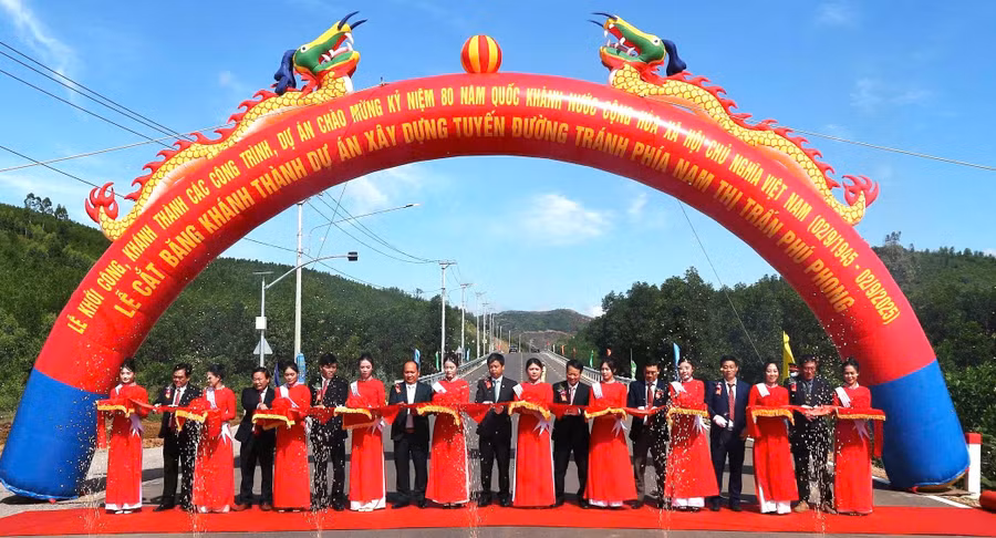 cac-dai-bieu-thuc-hien-nghi-thuc-cat-bang-khanh-thanh-du-an-xay-dung-tuyen-duong-tranh-phia-nam-thi-tran-phu-phong-anh-hvy.jpg