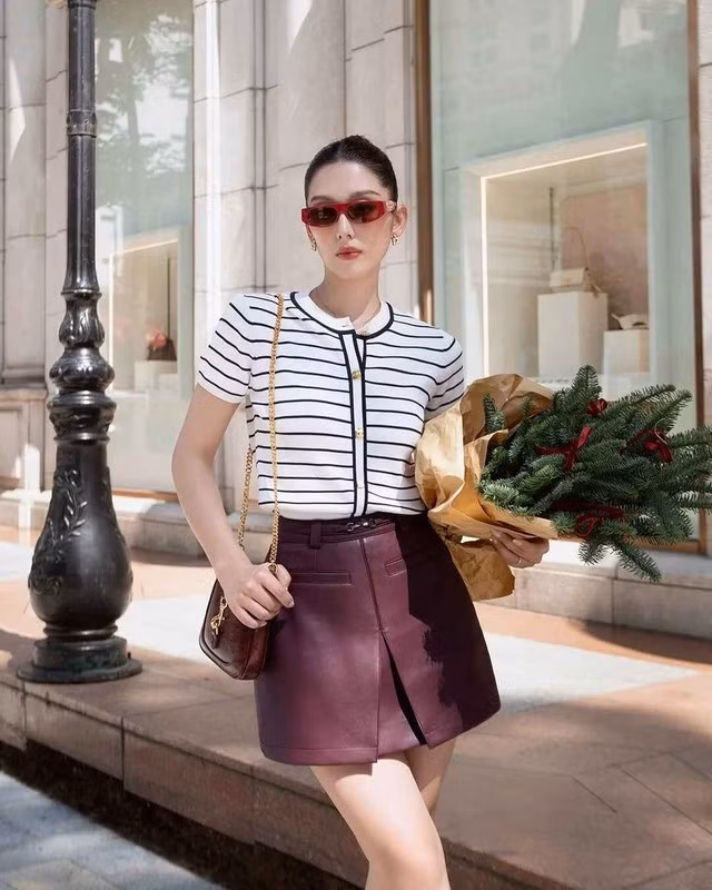 Độ xòe nhẹ cân bằng tỉ lệ cơ thể, giúp vóc dáng trông thon gọn và cân đối hơn rất nhiều. Phối thiết kế này cùng áo thun trắng sọc đen để tạo nên sự tương phản màu sắc đầy cuốn hút. Ảnh: @KCLOSETVN_OFFICIAL