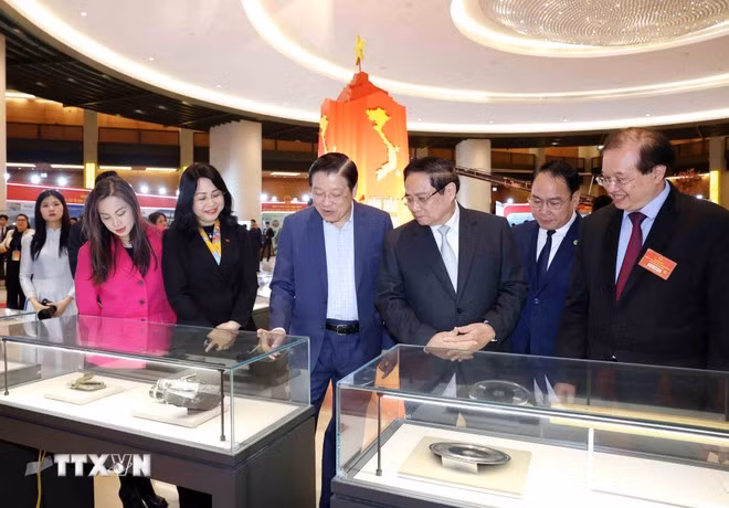 Thủ tướng Phạm Minh Chính cùng các đại biểu tham quan triển lãm "Những thành tựu nổi bật trong phát triển kinh tế và văn hóa Việt Nam". Ảnh: Phương Hoa/TTXVN