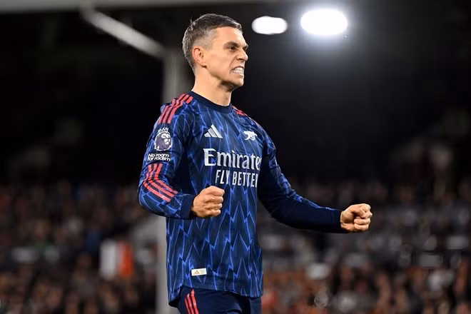 Leandro Trossard giúp Arsenal xây chắc ngôi đầu.