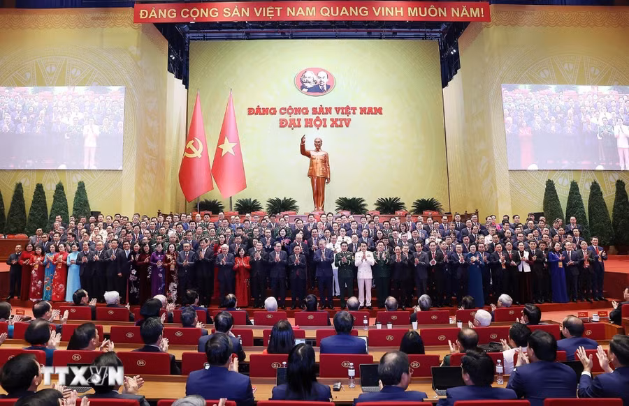Ban Chấp hành Trung ương Đảng Cộng sản Việt Nam khóa XIV ra mắt Đại hội. Ảnh: TTXVN