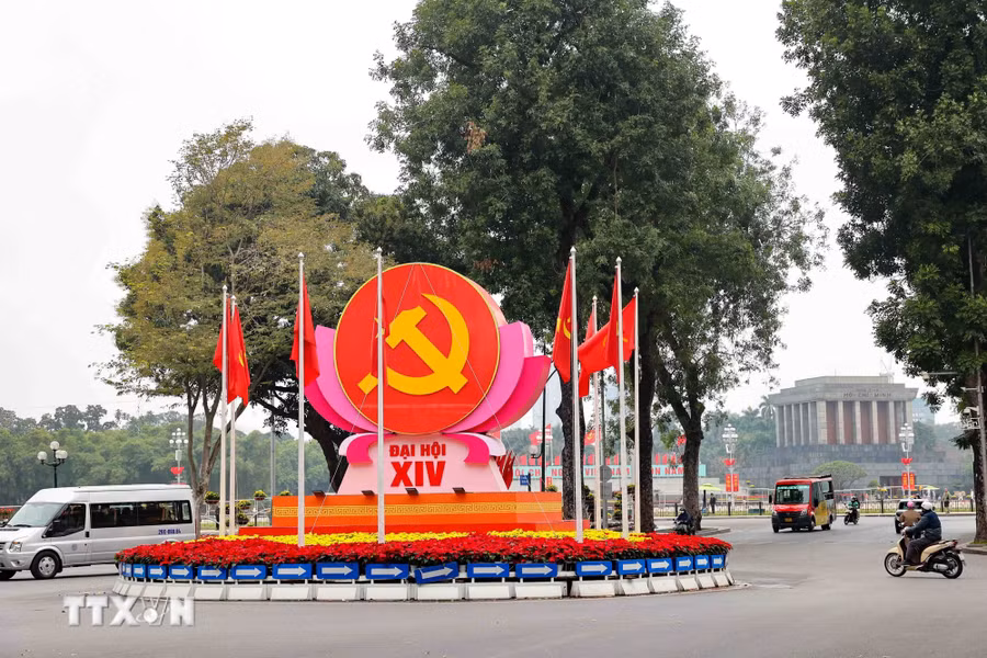 Biểu tượng búa liềm, cờ Đảng, cờ Tổ quốc được bố trí trang trọng tại nút giao Điện Biên Phủ-Độc Lập-Chu Văn An, chào mừng Đại hội đại biểu toàn quốc lần thứ XIV của Đảng. Ảnh: Vũ Quang/TTXVN
