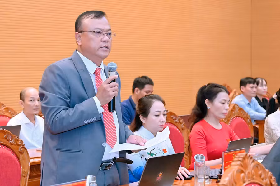 dai-bieu-rah-lan-song-linh-chat-van-giam-doc-so-nong-nghiep-va-moi-truong-ve-van-de-dau-tu-thuy-loi-va-nuoc-sach-cho-vung-dac-biet-kho-khan-duc-thuy.jpg