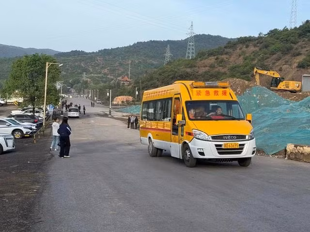 Xe cứu hộ tại mỏ than Lưu Thần Dục ở tỉnh Sơn Tây (Trung Quốc) sau vụ tai nạn hôm 22.5. Ảnh: AP
