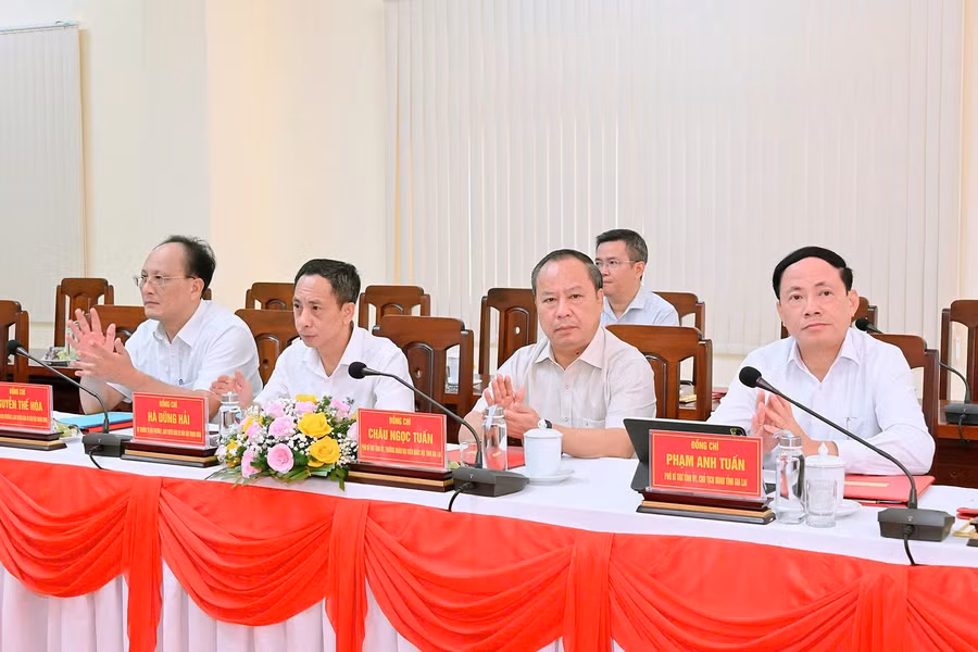 cac-dong-chi-lanh-dao-tinh-gia-lai-cung-du-buoi-lam-viec-duc-thuy.jpg
