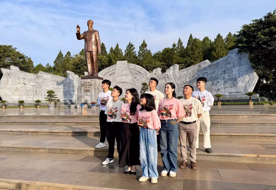 gia-dinh-chi-tran-anh-dieu-chup-hinh-ky-niem-nhan-50-nam-ngay-giai-phong-mien-nam-thong-nhat-dat-nuoc-anh-nvcc.jpg