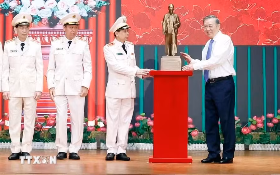 Tổng Bí thư, Chủ tịch nước Tô Lâm trao tặng bức tượng Chủ tịch Hồ Chí Minh cho Trung tâm Kỹ thuật nghiệp vụ (Bộ Công an). Ảnh: Thống Nhất/ TTXVN