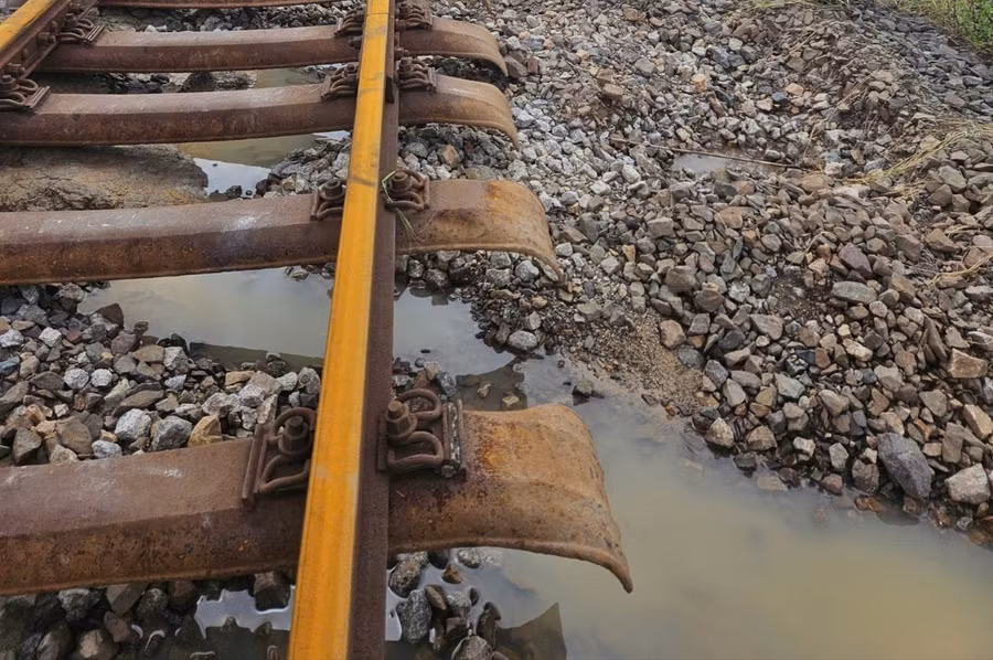 Nhiều khu vực đường sắt mưa lũ đã cuốn trôi lớp đá ballast, khoét sâu nền đường. Ảnh: VNR.