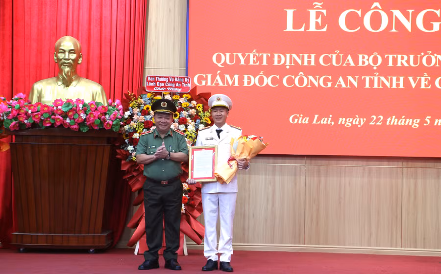 trao-quyet-dinh-thang-cap-bac-ham-tu-thuong-ta-len-dai-ta-doi-voi-dong-chi-nguyen-trung-hai-truong-phong-canh-sat-dieu-tra-toi-pham-ve-tham-nhung-kinh-te-buon-lau-cong-an-tinh.jpg