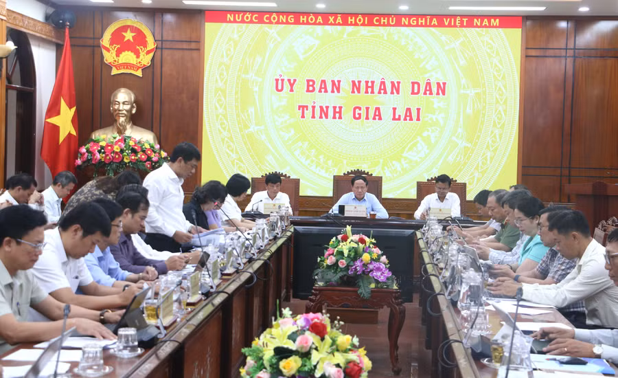quang-canh-hoi-nghi-danh-gia-tinh-hinh-phat-trien-kinh-te-xa-hoi-thang-5-quang-tan.jpg