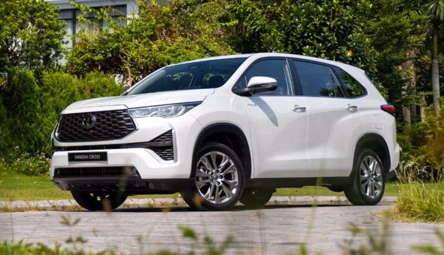 Chốt lại danh sách này là mẫu MPV 7 chỗ - Toyota Innova Cross. Sau 7 tháng đã qua của năm 2026, tổng doanh số Toyota Innova Cross đạt 6.669 xe, trong đó phiên bản hybrid Innova Cross chiếm 2.876 xe. Thiết kế hiện đại, không gian nội thất rộng rãi, vận hành mạnh mẽ, tiết kiệm và có cả bản hybrid… là những yếu tố giúp Innova Cross tạo sức hút. Mẫu xe này hiện đang phân phối 3 phiên bản, đi kèm mức giá 730 - 960 triệu đồng