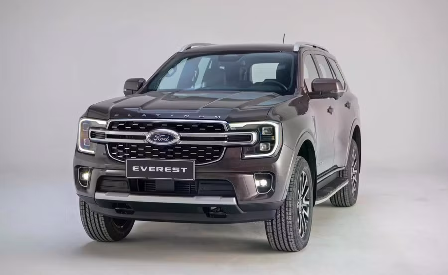 Khác với các mẫu xe góp mặt trong danh sách này, Ford Everest là mẫu ô tô 7 chỗ thuộc phân khúc SUV khung gầm rời (body-on-frame). Ford Everest có sự thay đổi mạnh mẽ về thiết kế, công nghệ, vận hành… đây cũng là những yếu tố giúp Everest tạo được sức hút với khách Việt. Sau 7 tháng đầu năm 2026, tổng doanh số Ford Everest tại Việt Nam đạt 6.950 xe. Với kết quả này, Ford Everest vẫn đang là mẫu SUV 7 chỗ bán chạy nhất Việt Nam. Ford Everest nhập khẩu từ Thái Lan, hiện đang phân phối tại Việt Nam với mức giá 1,129 - 1,440 tỉ đồng