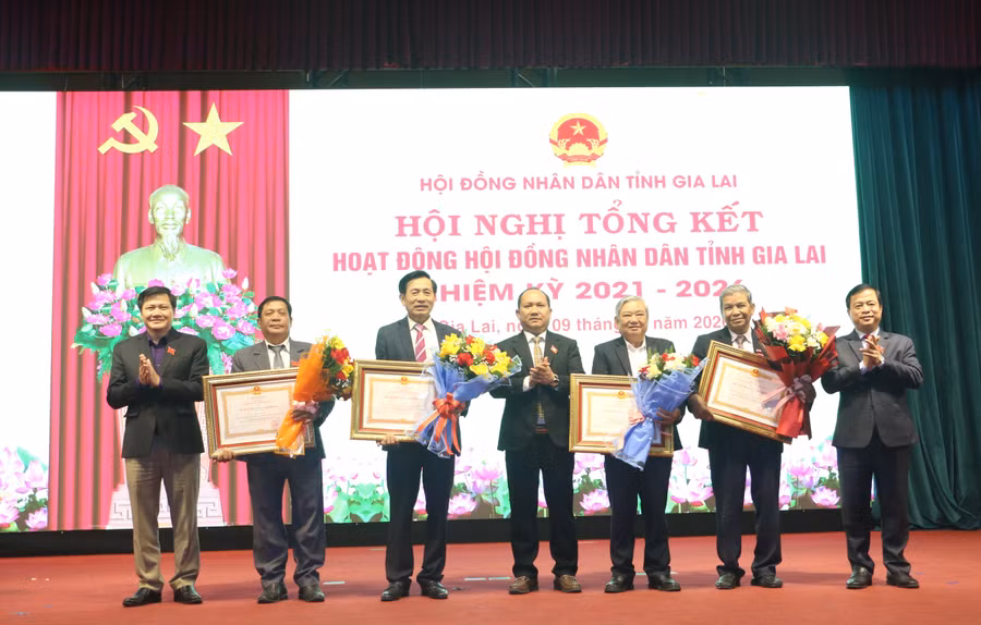 trao-tang-huan-chuong-hang-nhi-va-hang-ba-cho-cac-ca-nhan-quang-tan.jpg