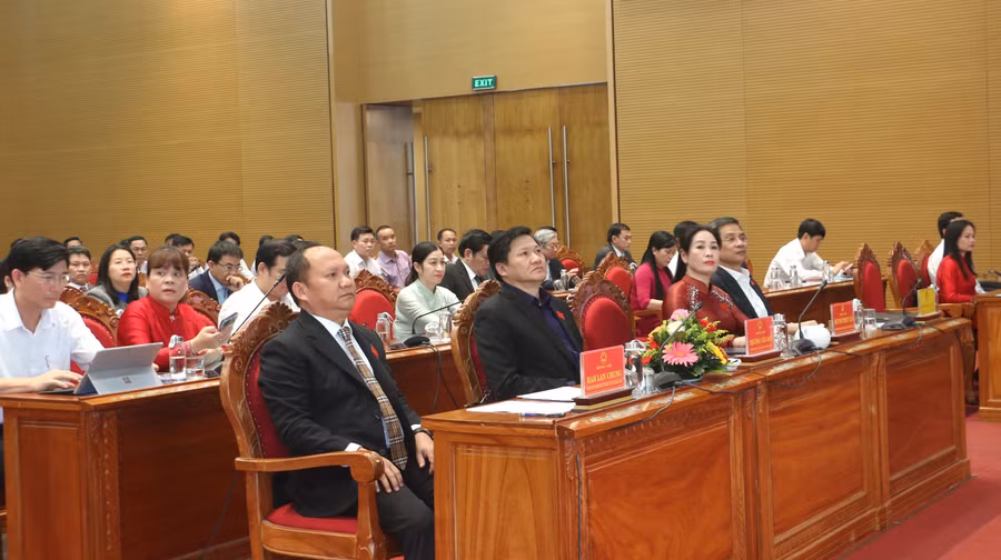ong-rah-lan-chung-pho-bi-thu-thuong-truc-tinh-uy-chu-tich-hdnd-tinh-cung-lanh-dao-hdnd-tinh-chu-tri-hoi-nghi-quang-tan.jpg