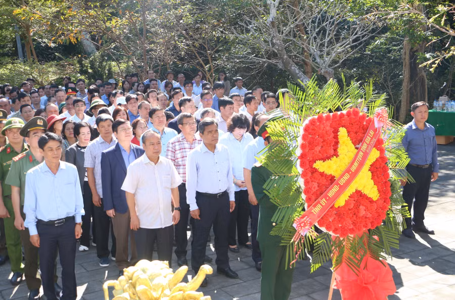 tinh-uy-hdnd-ubnd-uy-ban-mttq-viet-nam-tinh-dang-hoa-dang-huong-tai-khu-di-tich-lich-su-cach-mang-cua-tinh-gia-lai.jpg