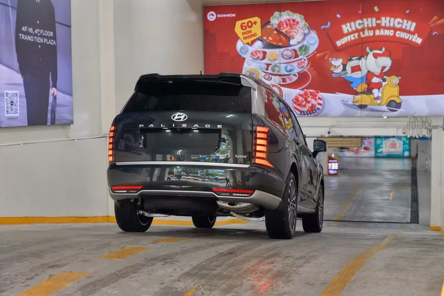 Logo hybrid xuất hiện ở góc phải bên dưới cửa cốp.