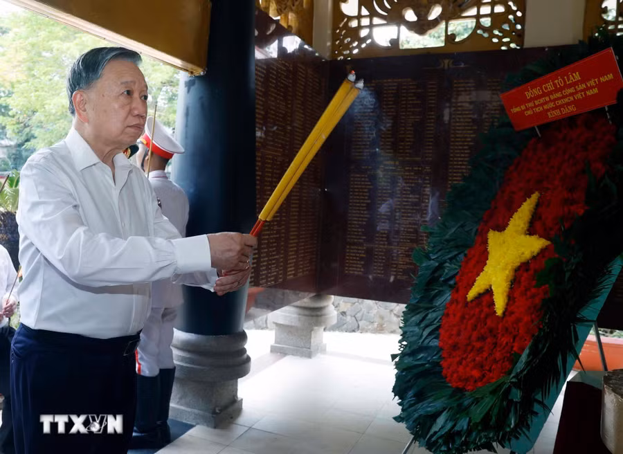 Tổng Bí thư, Chủ tịch nước Tô Lâm dâng hương tại Nhà bia tưởng niệm các Anh hùng liệt sĩ. Ảnh: Thống Nhất/TTXVN