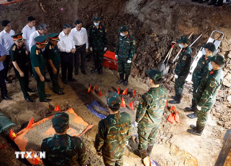 Tổng Bí thư, Chủ tịch nước Tô Lâm đến thị sát khu vực các lực lượng chức năng đang ngày đêm tìm kiếm, quy tập hài cốt liệt sĩ tại Công viên Lê Thị Riêng. Ảnh: Thống Nhất/TTXVN