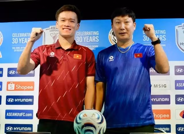 HLV Kim Sang-sik và Hoàng Đức đều tự tin. Ảnh: NGỌC LINH