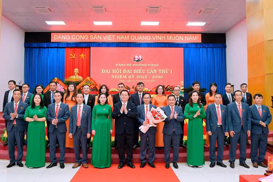 truong-ban-tuyen-giao-va-dan-van-trung-uong-nguyen-trong-nghia-tang-hoa-chuc-mung-ban-chap-hanh-dang-bo-phuong-pleiku-khoa-i-anh-duc-thuy.jpg