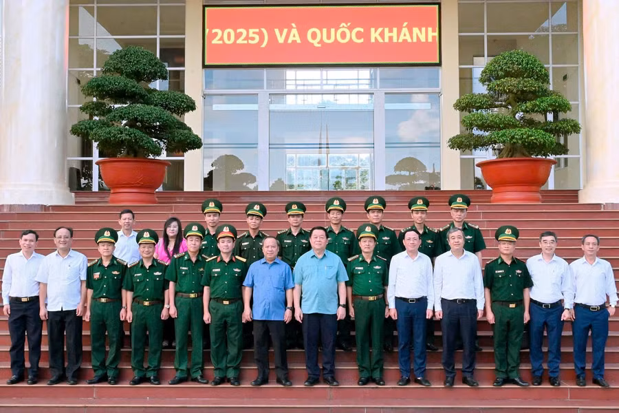 doan-cong-tac-chup-hinh-luu-niem-voi-ban-chi-huy-bo-doi-bien-phong-tinh-anh-duc-thuy.jpg