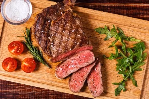 Nguồn cung cấp: Sắt Heme (dễ hấp thu): Có nhiều trong thịt đỏ (thịt bò, thịt bê, thịt cừu), gan động vật (gan lợn, gan gà), tim, cật, gia cầm (gà, vịt, đặc biệt là phần thịt sẫm màu), cá (cá ngừ, cá thu, cá hồi) và hải sản có vỏ (sò, hàu, trai, nghêu). Ảnh minh họa: Internet