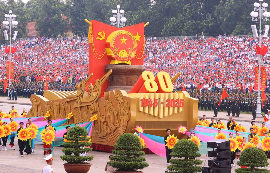 Xe mô hình Quốc huy nước Cộng hòa Xã hội Chủ nghĩa Việt Nam đi đầu khối diễu binh, diễu hành. Ảnh: TTXVN