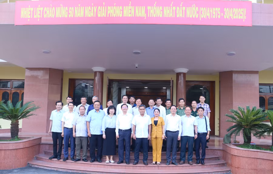 lanh-dao-2-tinh-gia-lai-va-binh-dinh-chup-hinh-luu-niem.jpg