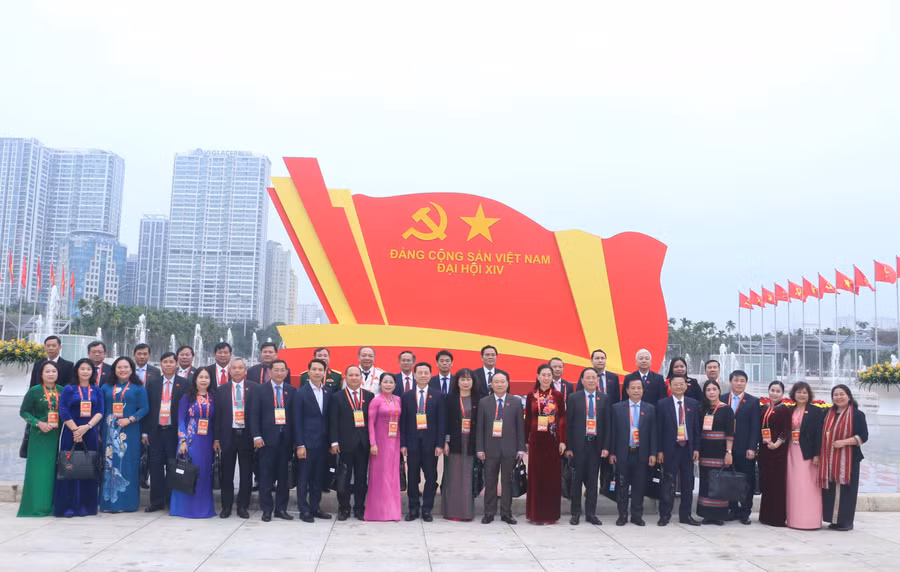 doan-dai-bieu-dang-bo-tinh-gia-lai-chup-hinh-luu-niem-anh-quang-tan.jpg