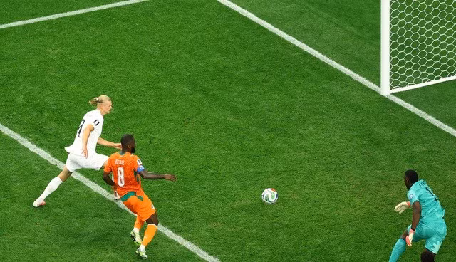 Erling Haaland trong tình huống ghi bàn thắng ấn định thắng lợi 2-1 cho Na Uy trước Bờ Biển Ngà. Ảnh: REUTERS