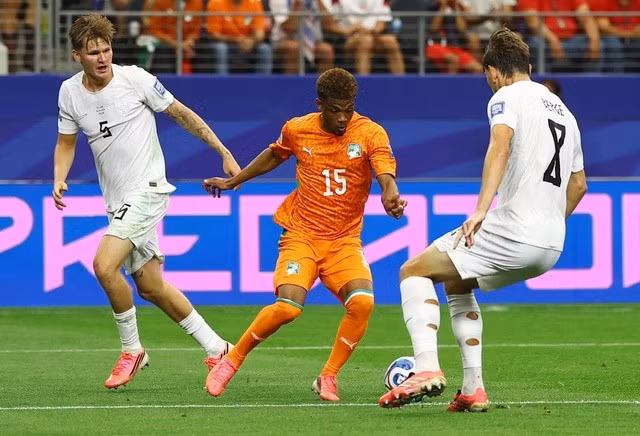 Amad Diallo (giữa) giúp đội tuyển Bờ Biển Ngà cân bằng tỷ số 1-1 sau màn solo ấn tượng. Ảnh: REUTERS