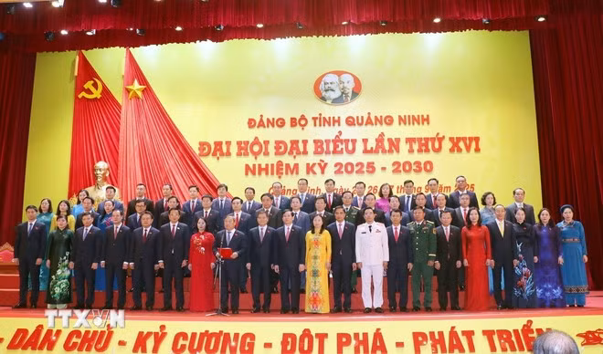 Ban Chấp hành Đảng bộ tỉnh Quảng Ninh khóa XVI ra mắt. (Ảnh: Văn Đức/TTXVN)
