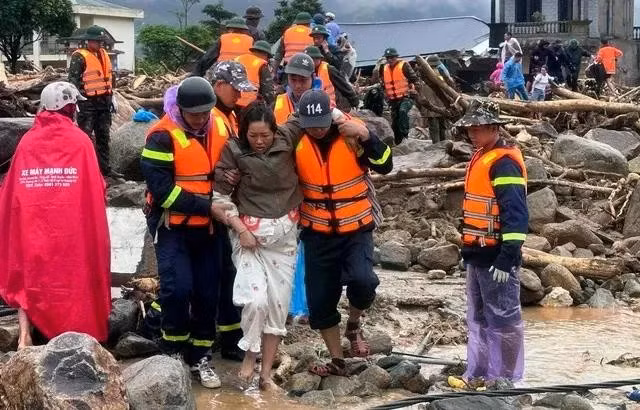 Công an tỉnh Lai Châu đã giải cứu 14 người bị cô lập ở Mường Than. Ảnh: Công an tỉnh Lai Châu