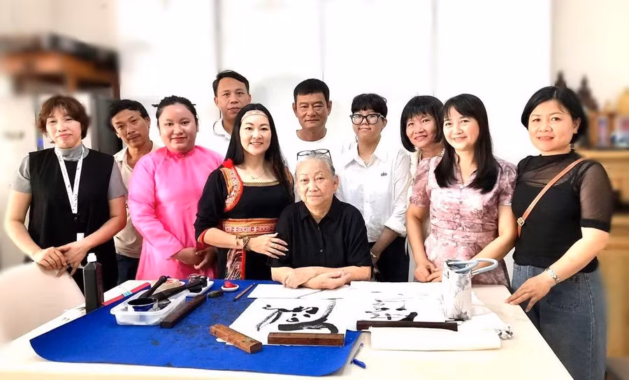 nghe-sy-thu-phap-1.jpg