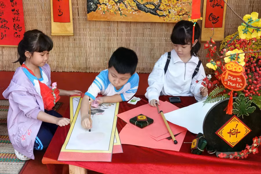 Học sinh Trường tiểu học Trần Hưng Đạo, phường Cầu Ông Lãnh, TP.HCM vui hội xuân, trước Tết Nguyên đán 2025. Ảnh: Đào Ngọc Thạch