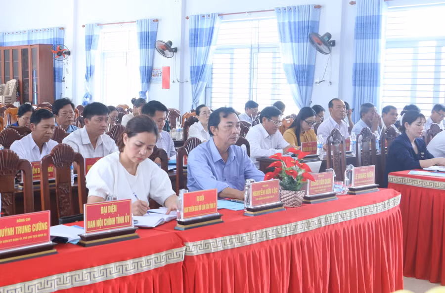 cac-dai-bieu-du-hoi-nghi.jpg