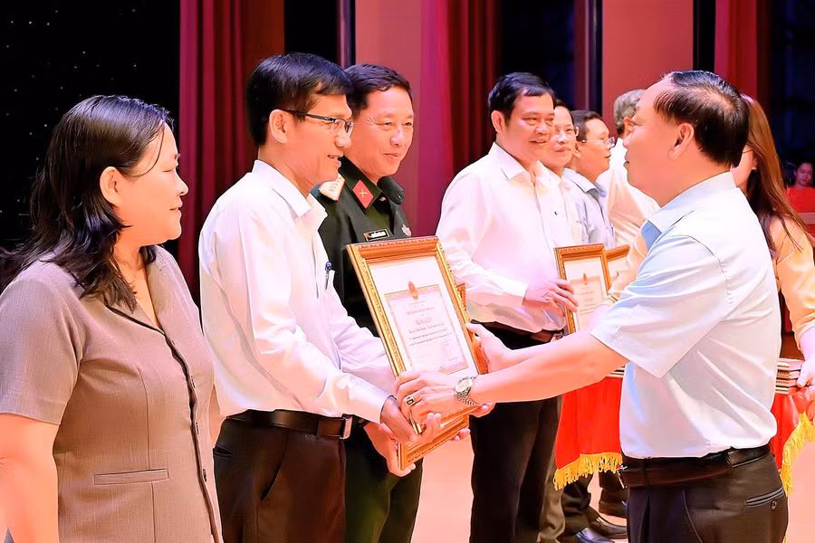 bao-va-phat-thanh-truyen-hinh-gia-lai-la-1-trong-85-tap-the-nhan-bang-khen-cua-chu-tich-ubnd-tinh-duc-thuy.jpg