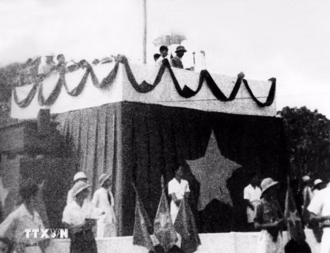 Sáng 2/9/1945, tại Quảng trường Ba Đình lịch sử, Chủ tịch Hồ Chí Minh đọc Tuyên ngôn Độc lập, khai sinh nước Việt Nam Dân chủ Cộng hòa. Người cũng là kiến trúc sư của nền ngoại giao Việt Nam hiện đại, là người Thầy lớn của các thế hệ cán bộ ngoại giao. (Ảnh: TTXVN)
