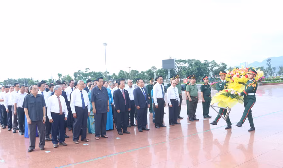 tien-hanh-dang-hoa-truoc-tuong-dai-nguyen-sinh-sac-nguyen-tat-thanh.jpg