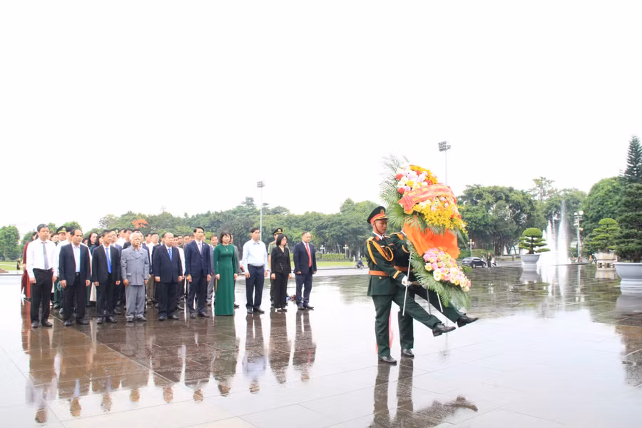 dang-huong-dang-hoa-tai-quang-truong-dai-doan-ket-phuong-pleiku.jpg