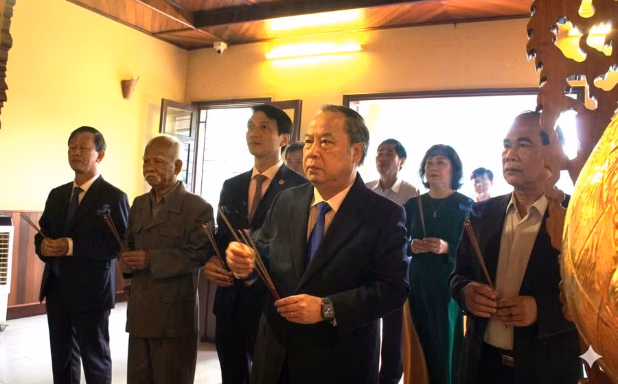 cac-dai-bieu-dang-hoa-tai-noi-thoi-bac-hoang-hoai.jpg