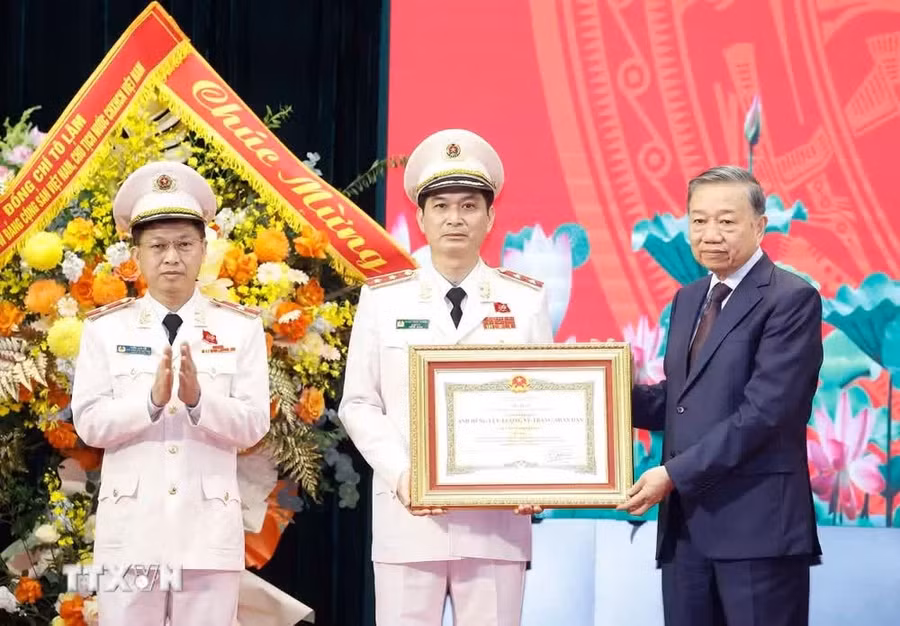 Tổng Bí thư, Chủ tịch nước Tô Lâm trao Danh hiệu Anh hùng Lực lượng Vũ trang Nhân dân tặng Học viện An ninh nhân dân. Ảnh: Thống Nhất/TTXVN