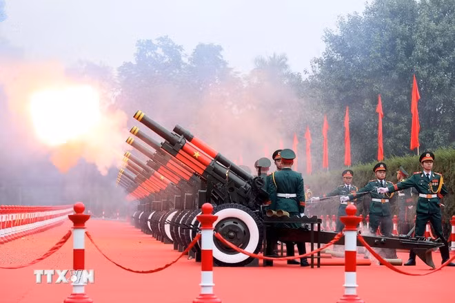 Nghi thức bắn 21 loạt đại bác chào mừng Tổng Bí thư, Chủ tịch nước Lào Thongloun Sisoulith và Phu nhân thăm cấp Nhà nước tới Việt Nam. Ảnh: An Đăng/TTXVN