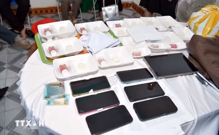 Nhiều tang vật, tài liệu liên quan đến hoạt động của các đối tượng trong hội nhóm “Hội thánh của Đức Chúa Trời Mẹ” bị thu giữ. Ảnh: TTXVN phát