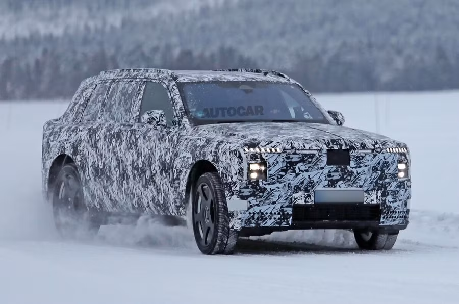Nguyên mẫu SUV điện mới của Rolls-Royce đang trong quá trình thử nghiệm. Ảnh: Autocar.